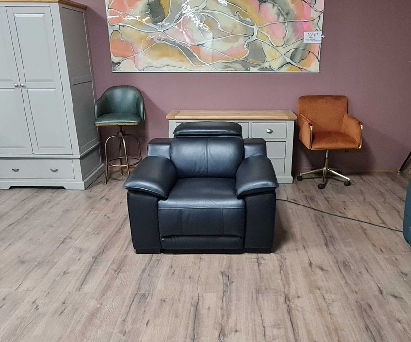 Черен кожен фотьойл с електрически релаксиращ механизъм