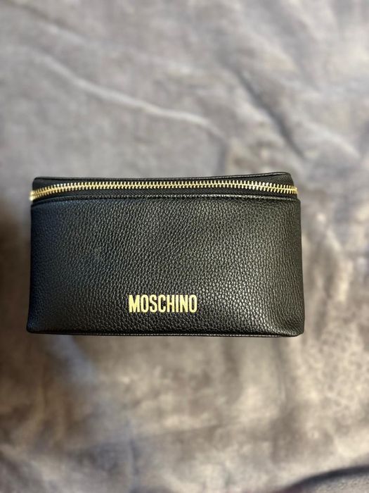 Новые косметички Moschino