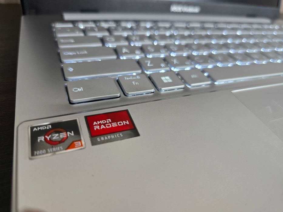 Asus VivoBook Go 14 / лёгкий ультрабук в отличном состоянии 2024 год