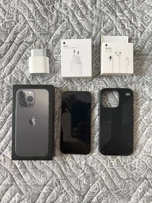 iPhone 13 Pro, 256 GB, черен цвят, с включени аксесоари