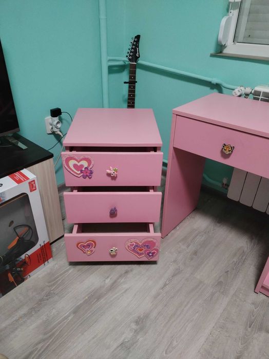 Детско бюро и шкаф на колелца