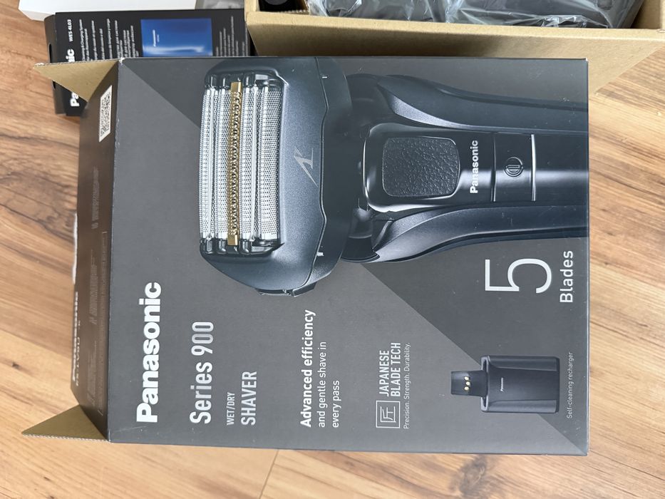 Panasonic Premium Shaver ES-LV9U-K803 със зарядна станция за почистване