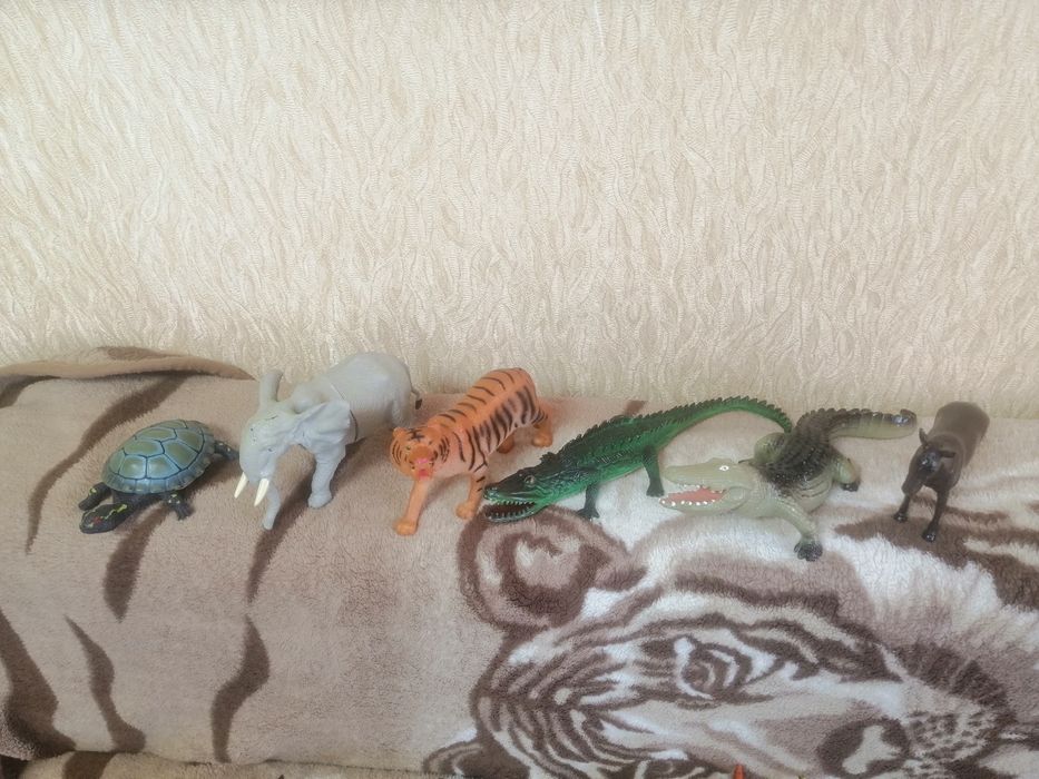 Много игрушек зверей