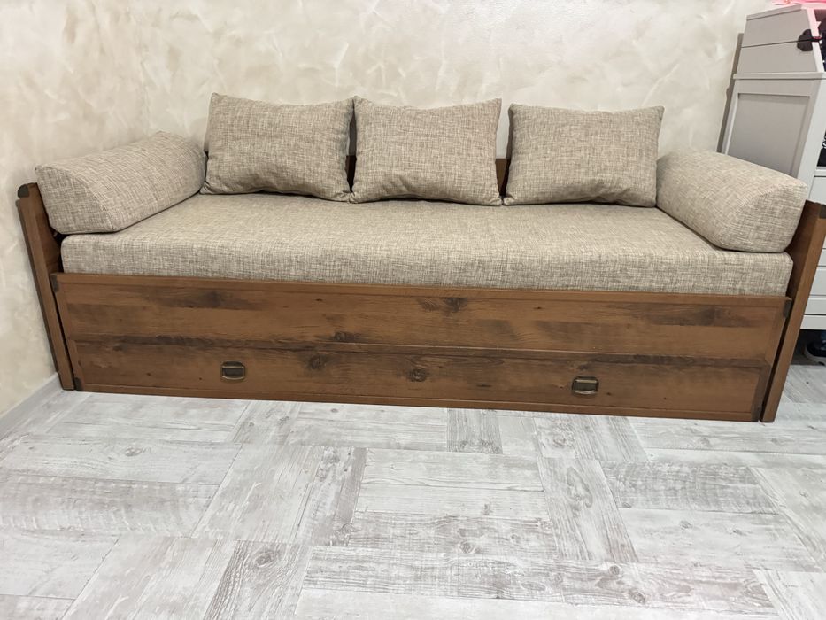 Canapea extensibila din lemn masiv de nuc, cu ladă depozitare