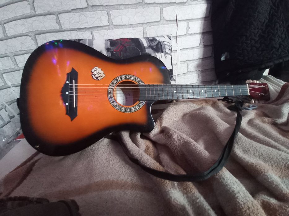 Продам гитару  foix