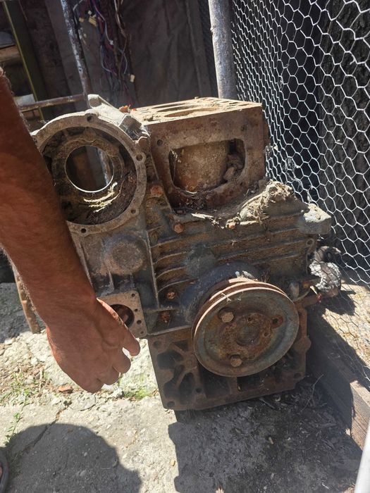 Vând bloc motor tractor UTB U445 (3 pistoane) / pentru recondiționat sau piese