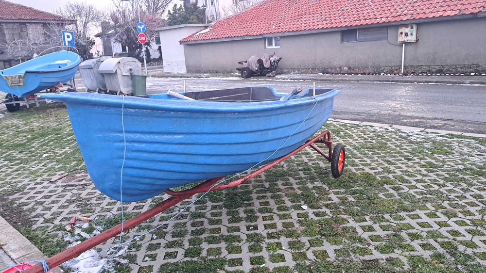 Продавам малка лодка