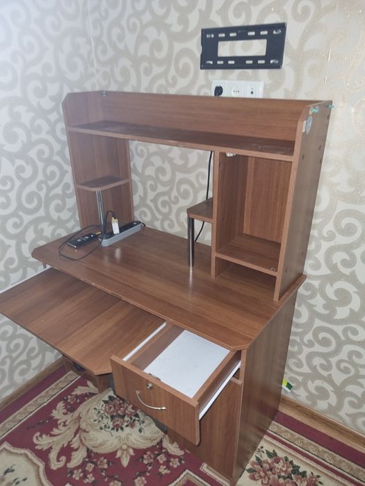 Dars uchun kompyuter qoyiladigon parta