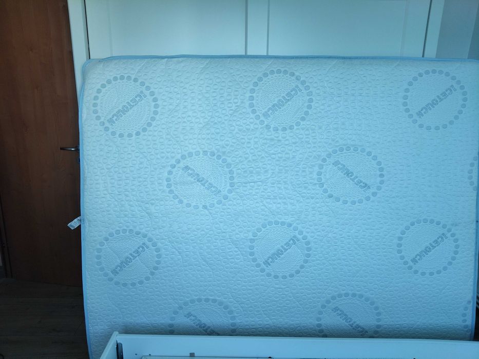 Vând saltea in stare foarte buna  foarte puțin folosită 160-200