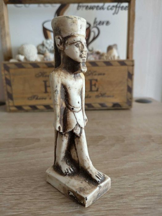 Старинна статуетка на мъж от камък от Сирия