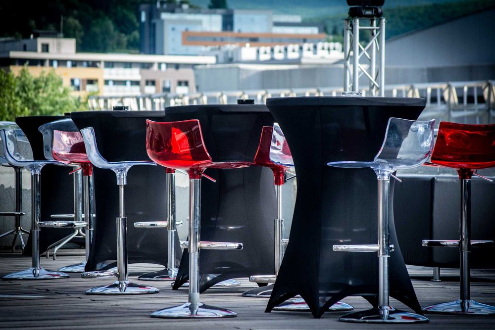 Inchiriez mese de cocktail, bar, petreceri, nunti si evenimente.