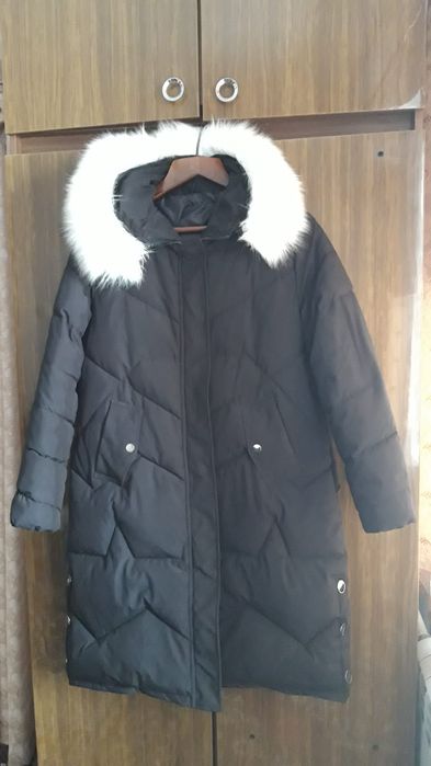 Пуховик с капюшоном.