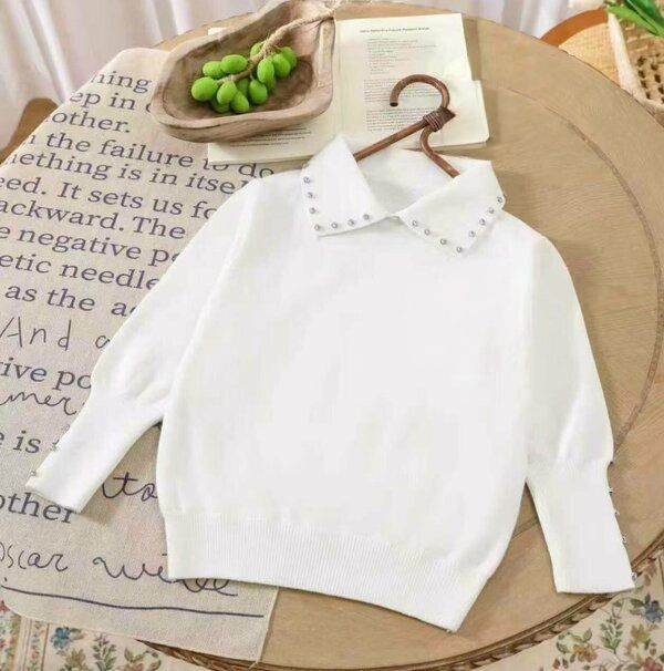 Нарядный детский свитер в светлом цвете.