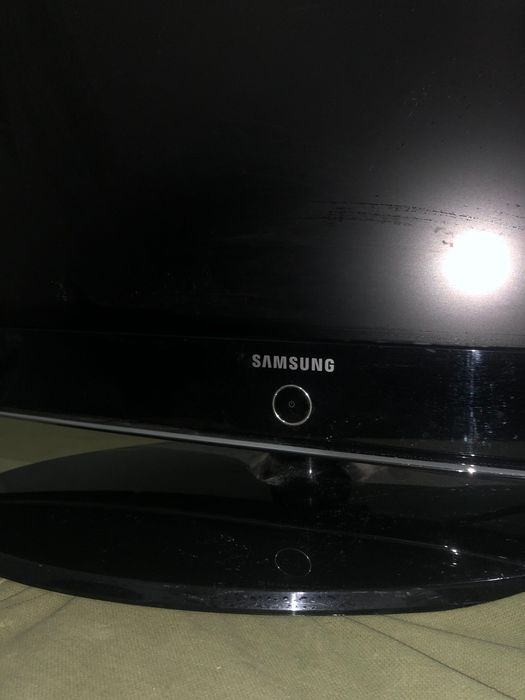 Телевизор «Самсунг» диагональ 32 дюйма LCD TV