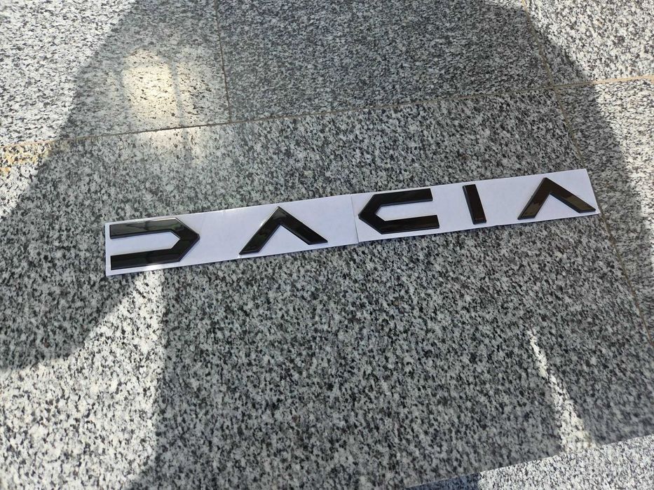 Emblema Logo Model Nou DACIA Scris Spate Portbagaj Duster Logan Bigster, Negru Lucios