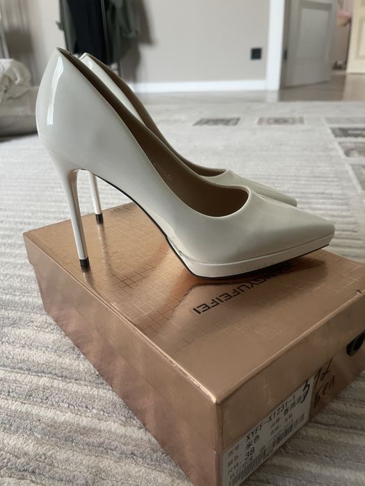Новые белые туфли на шпильке