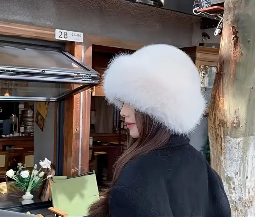 Дамска пухкава топла зимна шапка в много цветове - Бял , черен , кафяв