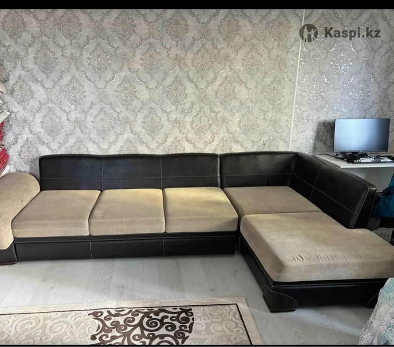 Диван черного цвета