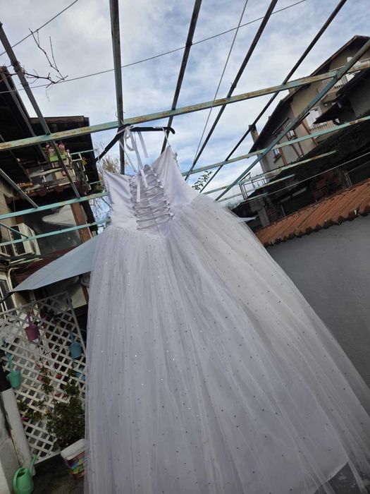 Булчинска Рокля с Воал и Обувки Към Нея