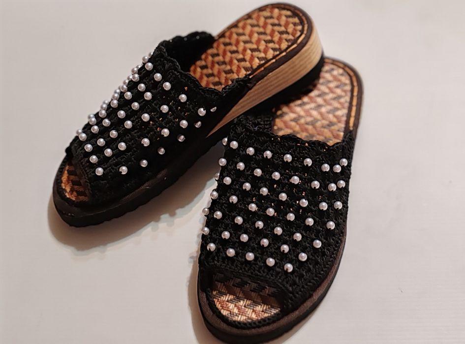 Қолдан тоқылған аяқ киімдер