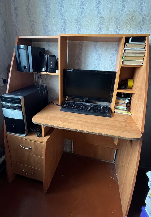 Продаю компьютерный стол