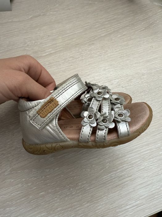 Продаю кожаные брендовые сандалики в идеальном состоянии, 22 размер