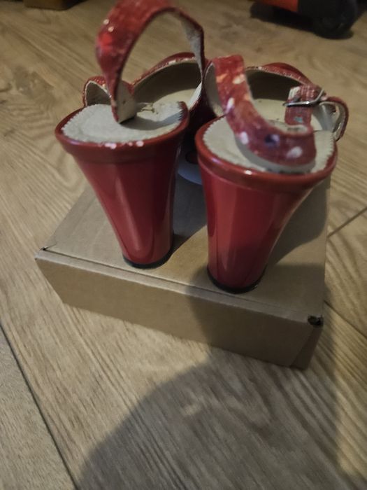 Pantofi decupat la spate