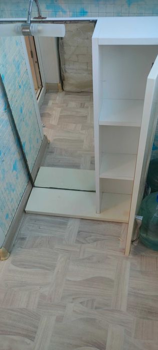 Шкафчик с зеркалом в ванную