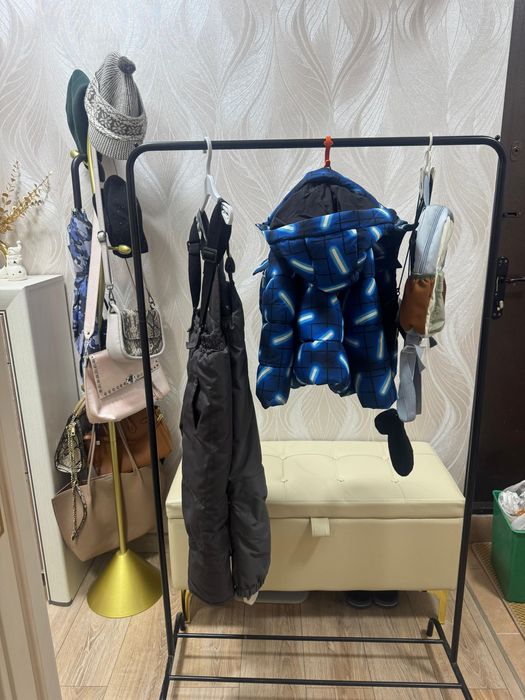 Продам стильная напольная вешолка .