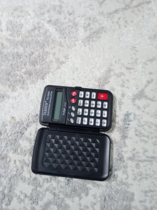 Продам электронный калькулятор
