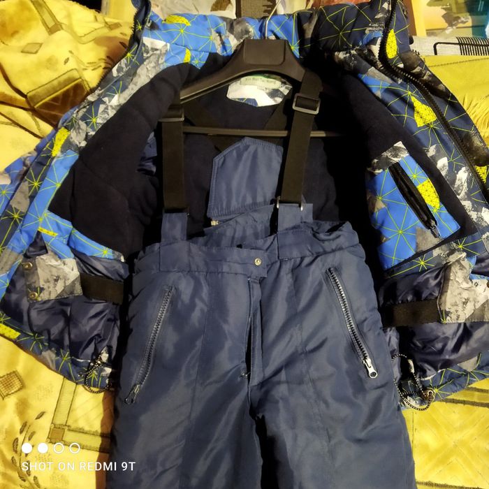 Продам зимний комбинезон 122см