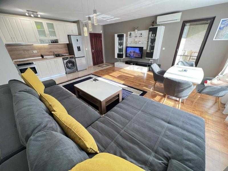 Дава се под наем Двустаен апартамент в Бургас, Възраждане - 80 кв.м за 612 € - Снимка #1