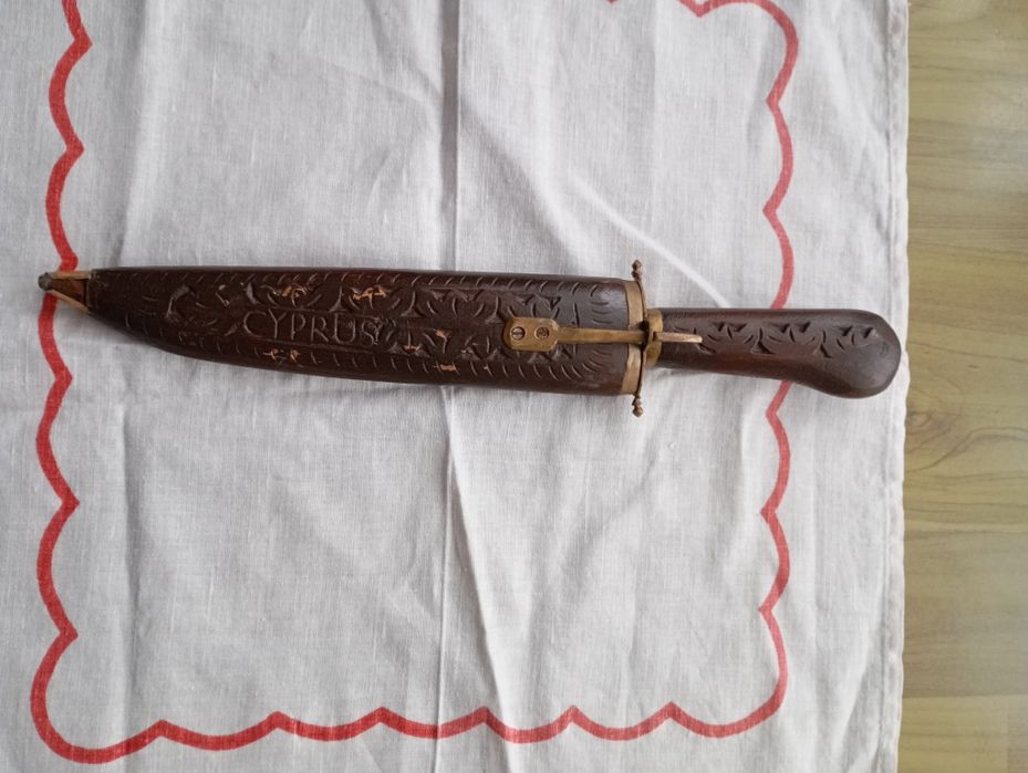 Vând pumnal vechi, teacă din lemn sculptat,lama ascuțită