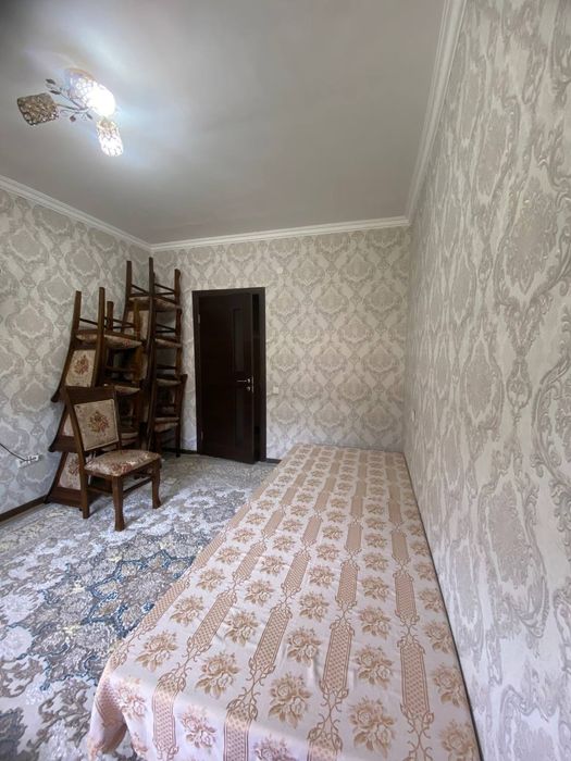 Шкаф для одежды и стол стул на зал