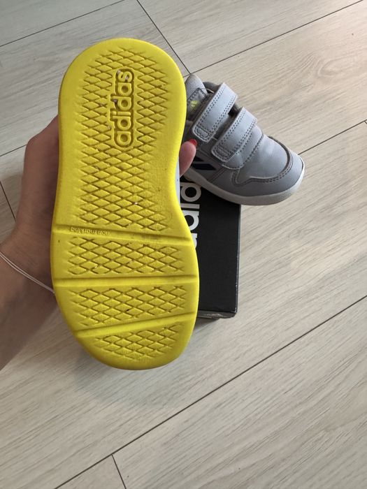 Маратонки Адидас, номер 24