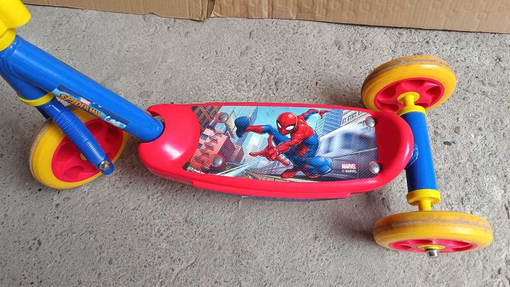 Trotineta cu 3 roti spiderman