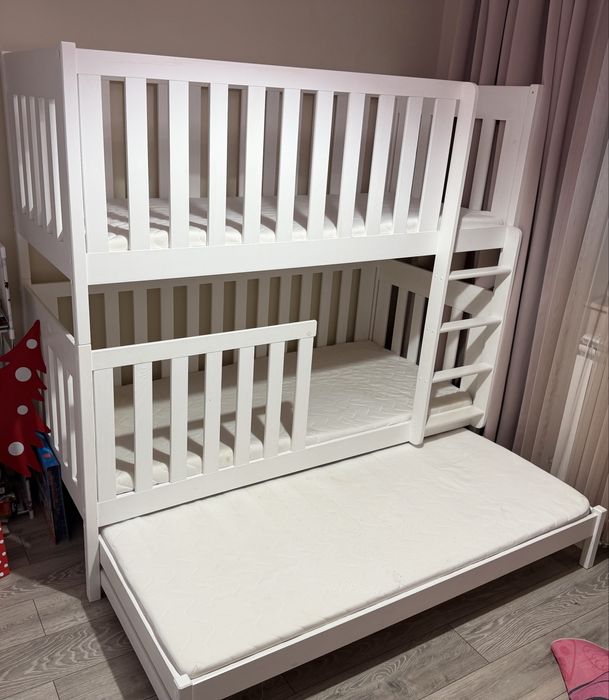 Продавам двуетажно легло с допълнително трето легло