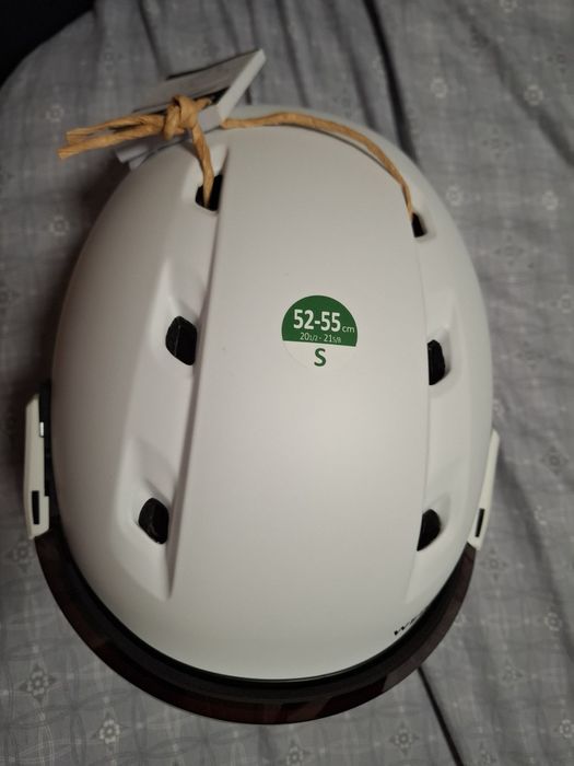 Каска за ски нова.