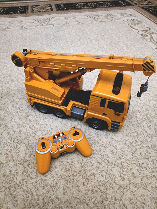 Машинки на пульте управления.