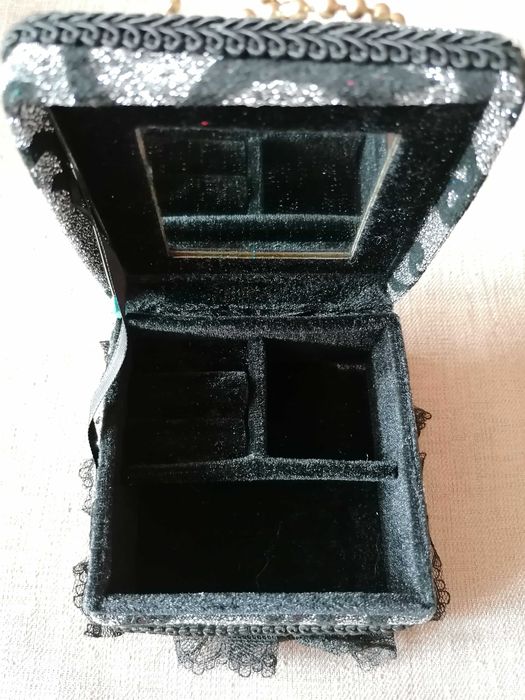 Продавам кутии за бижута или гримове - 4 броя различни