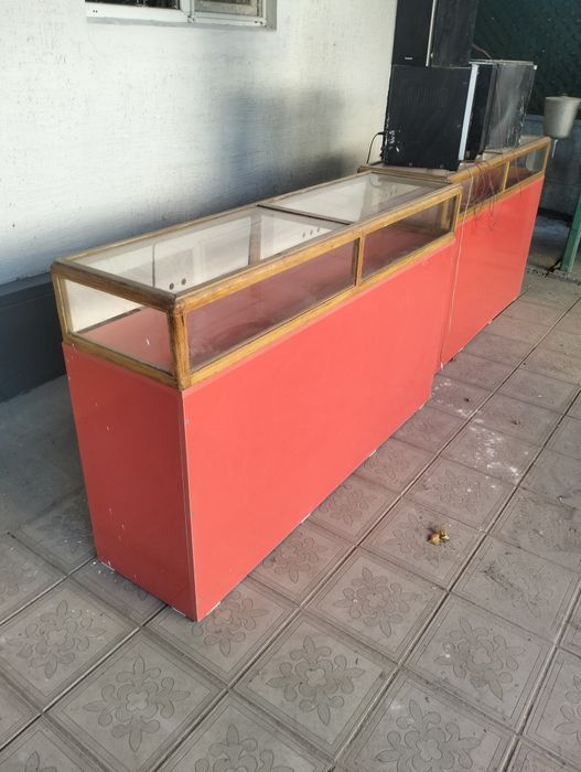 Продам витрины .