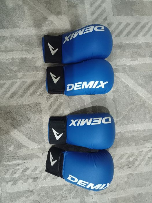 Кимоно и перчатки для каратэ