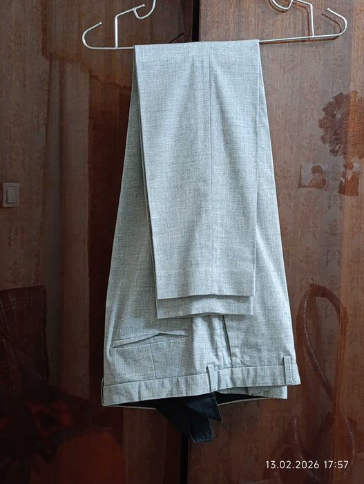 Серый костюм, размер 46.