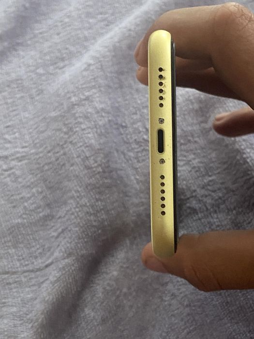 Iohone 11 cu folie de sticla pe el si husa foarte rezistenta la cazaturi