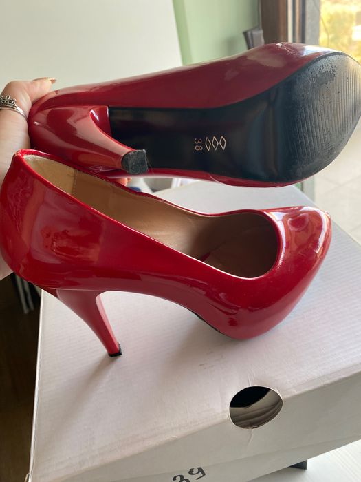 Червени обувки на ток / токчета