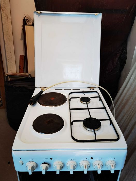 Комбинирана готварска печка на ток и газ