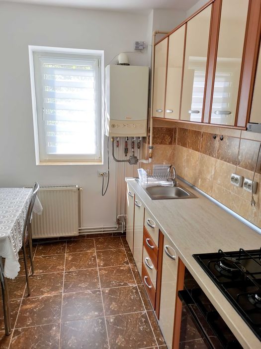 Inchiriez apt. 2 camere et. 1 central. Renovat și modern.