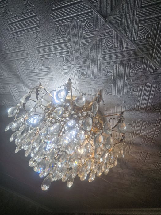 Продам шикарную люстру