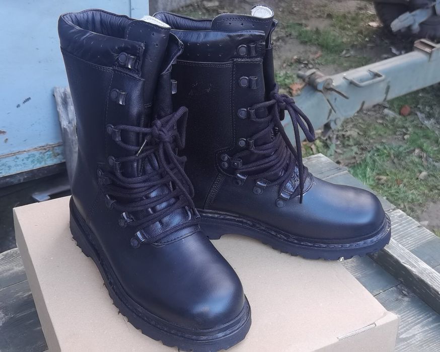 Bocanci militari negri