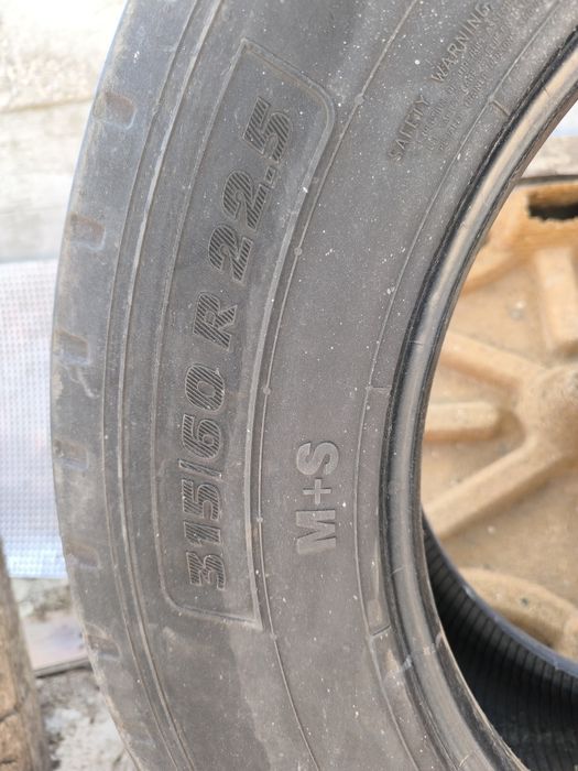 Vind 2  cauciucuri de direcție pentru camion